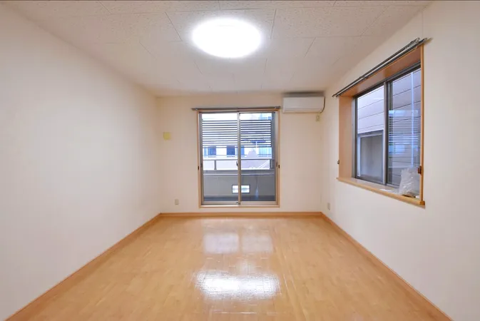 二面採光を確保した約9.5帖の居室です。