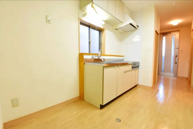 窓付きのキッチンで、明るさと換気性を確保しています。