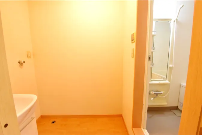 洗面室には、洗濯機横にリネン類を収納できる棚設置スペースがあります。