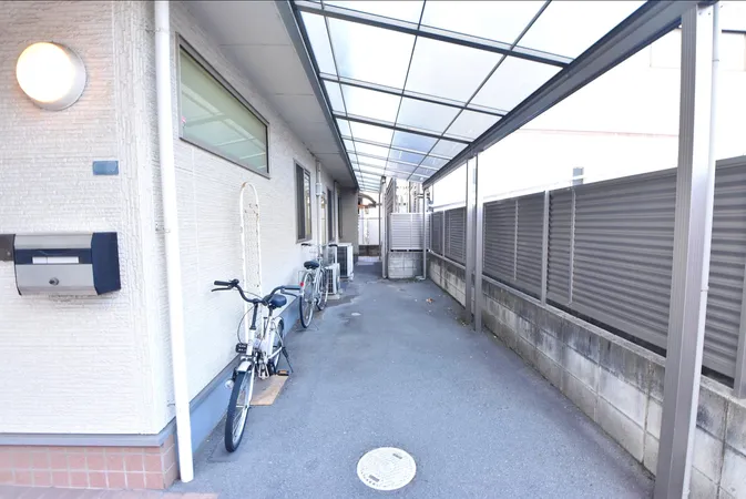廂を設けており、自転車も雨を避けて駐輪できます。