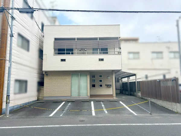 1階が店舗、2階が居住スペース（1K、2K）の清輝橋２丁目の店舗付き戸建です。