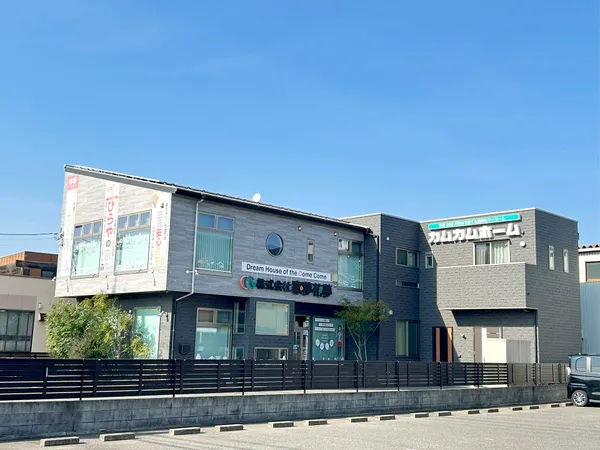 通行量のあるロードサイドに立地しています。