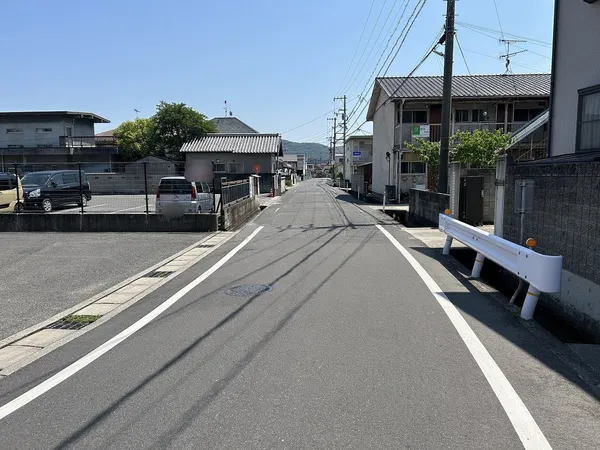 西側前面道路です。