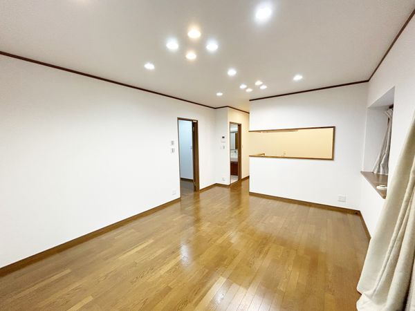 亀山8丁目戸建て リビング 亀山8丁目戸建て リビング