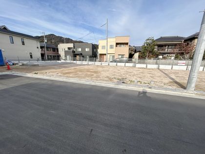MOCXGARDEN緑井 新築Nо.4 前面道路含む外観
