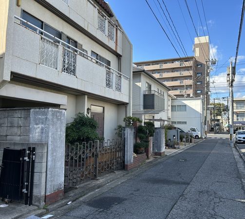 吉島東1丁目 土地(古家あり) 前面道路含む外観 吉島東1丁目 土地(古家あり) 前面道路含む外観