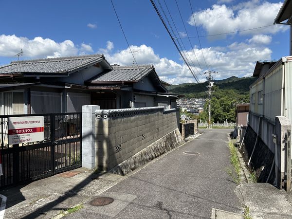 焼山中央4丁目 土地(古家あり) 前面道路含む外観 焼山中央4丁目 土地(古家あり) 前面道路含む外観