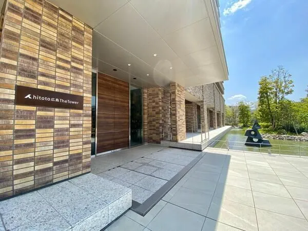約30000平米超の東千田公園に隣接し、約3500平米超の緑地を整備して都心にありながら緑豊富な植栽計画が施された大規模タワーマンション。水の音や小鳥の囀りが聞こえるエントランスです。