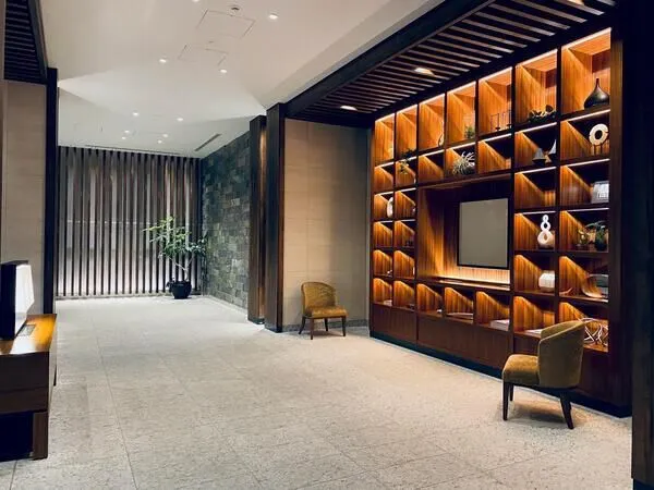 石と木材が調和して洗練された空間