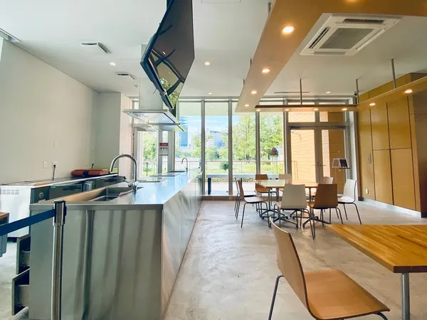 BBQコーナーやDIY・クラフトコーナー、キッズコーナー、カフェテリア、キッチン、スタディルーム、音楽スタジオなどの共用施設も充実