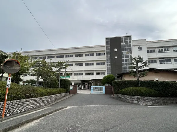 徒歩6分。