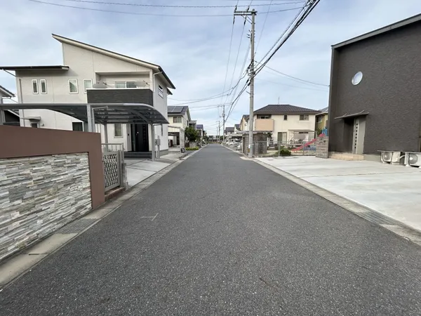 前面６ｍ以上の道路に面した住まいのためゆったりとした立地です。