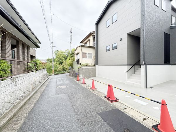 牛田東3丁目 戸建て 前面道路含む外観