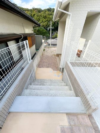 カーサ・ヴェルディ上温品4丁目 玄関 カーサ・ヴェルディ上温品4丁目 玄関