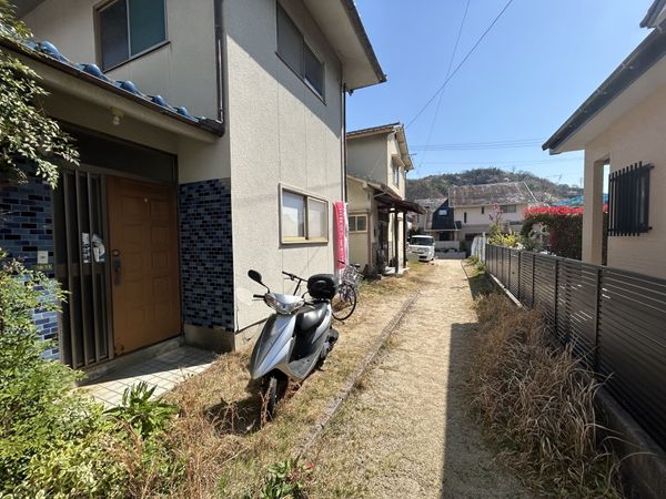 海田町三迫1丁目 戸建 前面道路含む外観 海田町三迫1丁目 戸建 前面道路含む外観