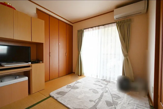 玄関・リビングから出入りができます。収納スペースも充実しています。