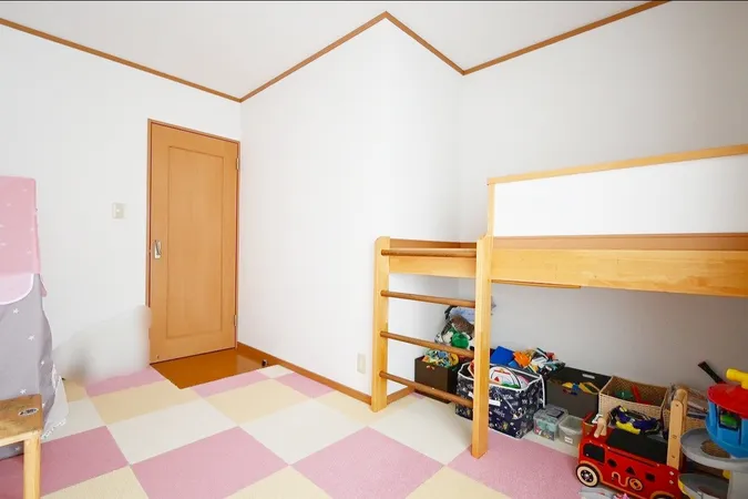 ロフト付きの洋室です。南面バルコニーのため日照良好です。