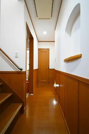 棚や階段下収納がございます。