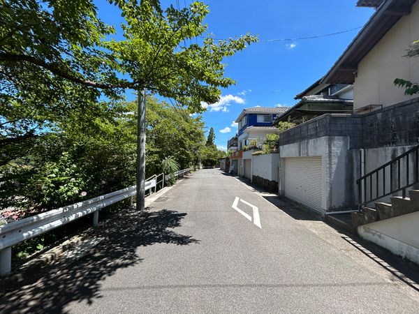 三滝本町1丁目 古家付き土地 前面道路含む外観 三滝本町1丁目 古家付き土地 前面道路含む外観