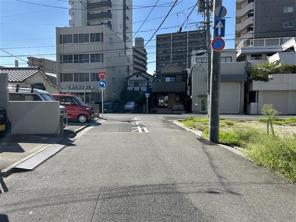 東観音町 前面道路含む外観