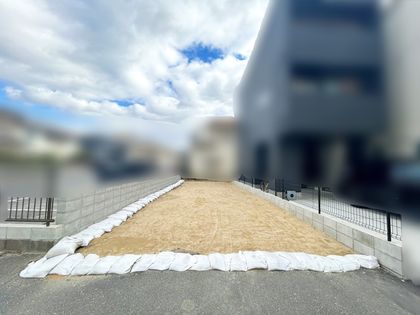 吉島東1丁目 前面道路含む外観