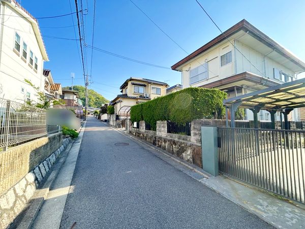 己斐大迫1丁目 古家付き土地 前面道路含む外観 己斐大迫1丁目 古家付き土地 前面道路含む外観