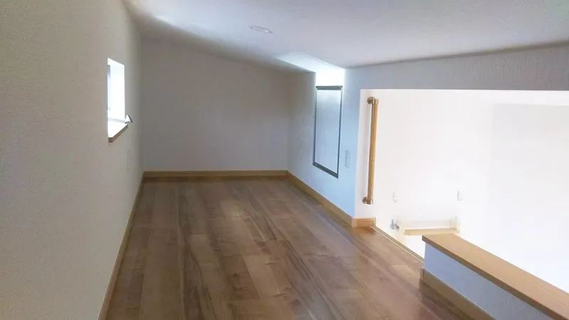 ロフトは約4.5畳分の広さが確保されています。ロフトスペースは窓があり、風通し・眺望良好です。※竣工時の写真となり、現在は賃貸中です。