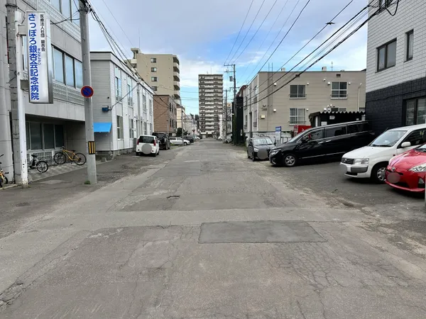 北西側前面道路（幅員約１０．９ｍ）