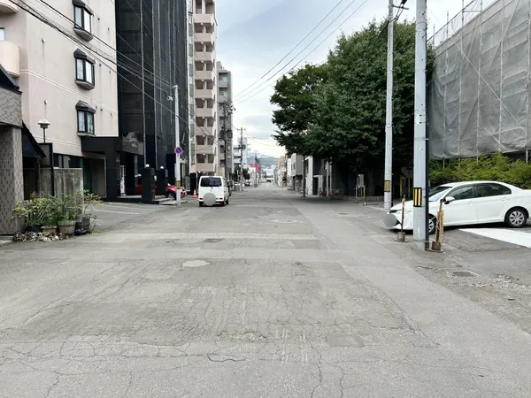 北西側前面道路（幅員約１０．９ｍ）