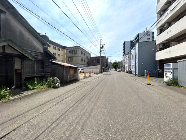 前面道路含む外観