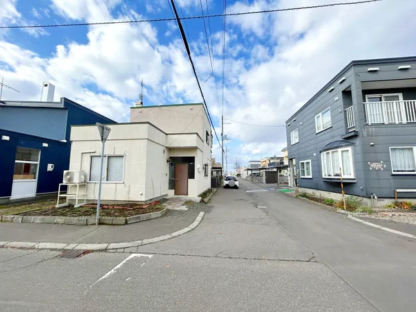 前面道路、北東側公道幅員約6.0ｍ、約10.6ｍ接道