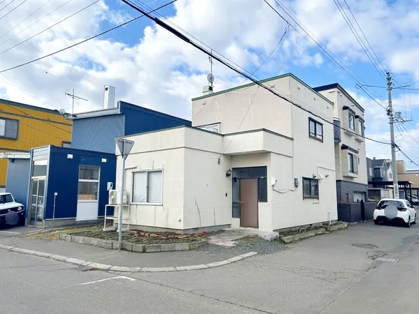 現地写真、JR千歳線「平和」駅徒歩7分、土地面積：113.51平米（約34.33坪）、角地、整形地、建ぺい率60％・容積率200％