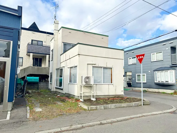 現地写真、JR千歳線「平和」駅徒歩7分、土地面積：113.51平米（約34.33坪）、角地、整形地、建ぺい率60％・容積率200％