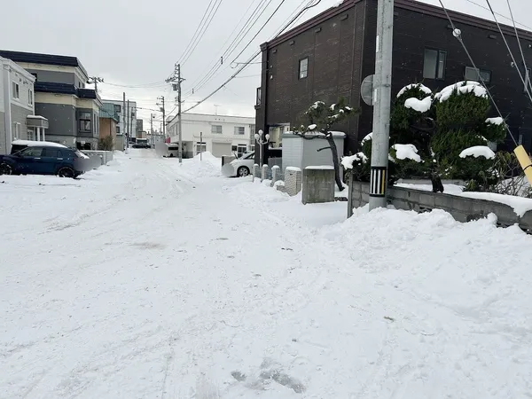 南東側前面道路市道幅員約８．０ｍ