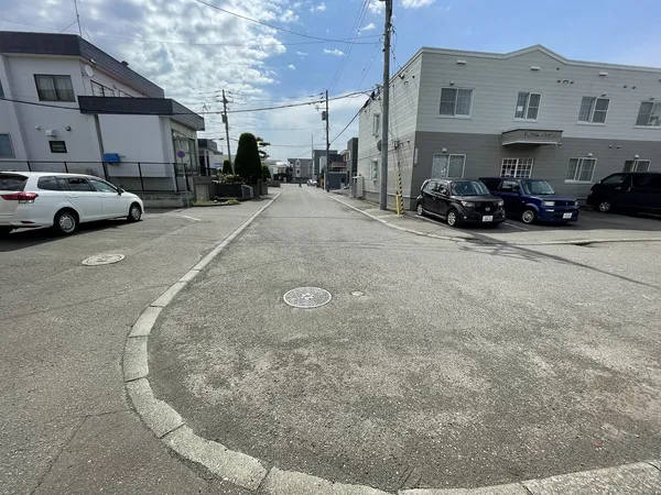 南東側前面道路市道幅員約８．０ｍ