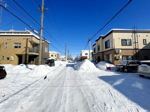 北西側前面道路（幅員約12.0ｍ）