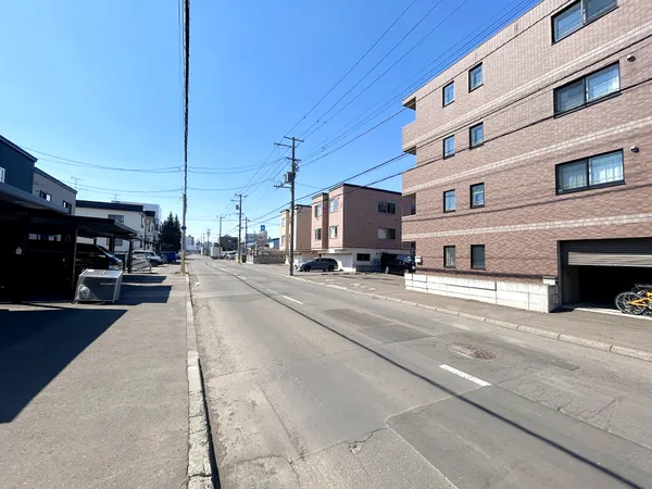 北西側前面道路（幅員約12.0ｍ）