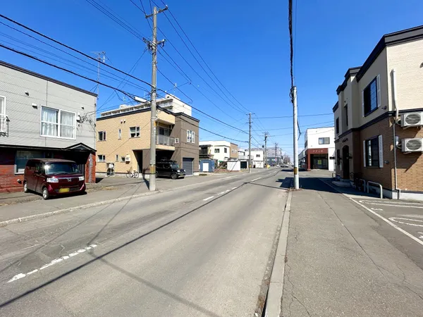 北西側前面道路（幅員約12.0ｍ）