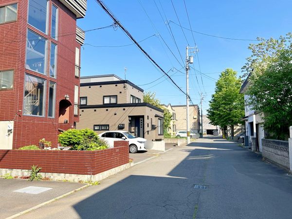 東札幌2条4丁目 戸建 前面道路含む外観