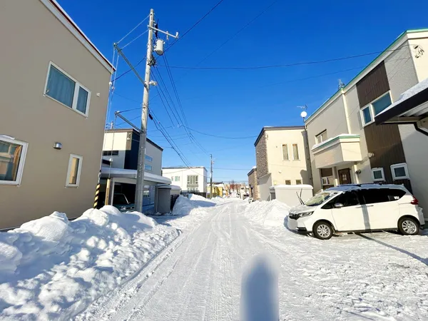 北西側前面道路（幅員：約8.0ｍ）