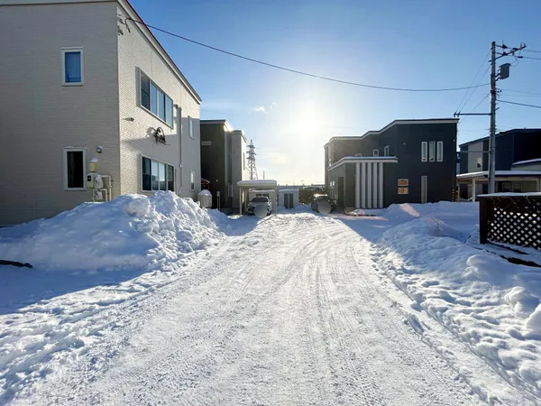 北西側前面道路（幅員：約8.0ｍ）