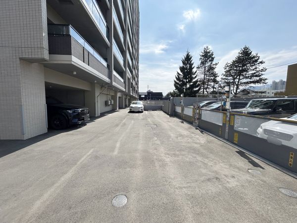 レーベン学園前Air Residence 駐車場