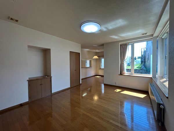 八軒6条東5丁目 戸建 リビング