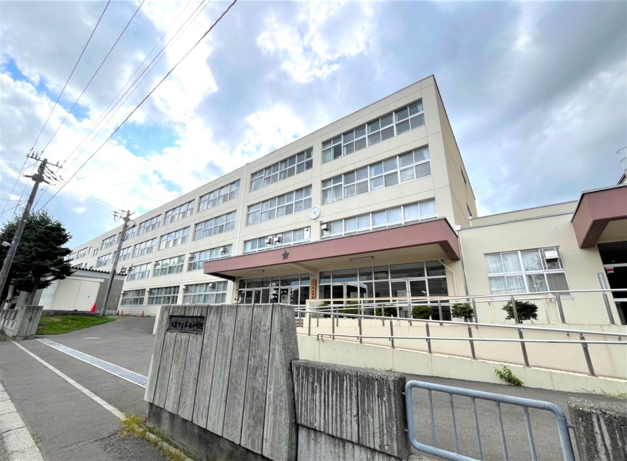 パークナード琴似 札幌市立琴似中学校(約740m) 札幌市立琴似中学校(約740m)