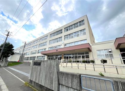 パークナード琴似 札幌市立琴似中学校(約740m) 札幌市立琴似中学校(約740m)