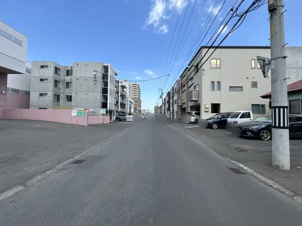 西側前面道路写真