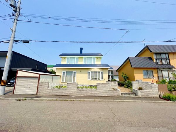 石狩市花川北1条2丁目 戸建 前面道路含む外観 石狩市花川北1条2丁目 戸建 前面道路含む外観