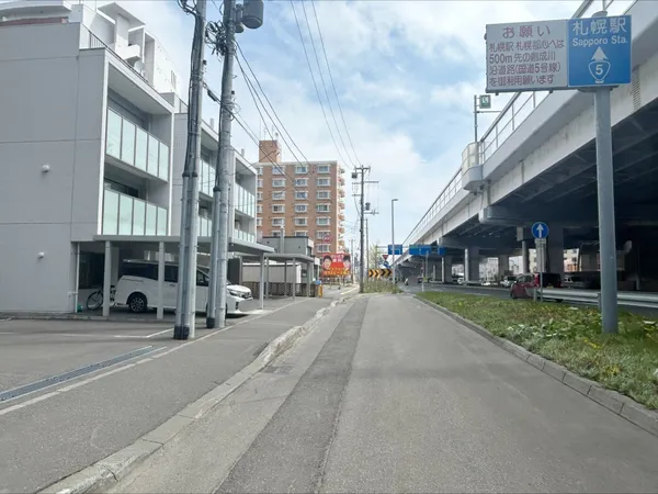 前面道路含む外観