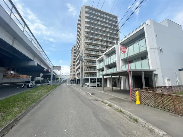 前面道路含む外観