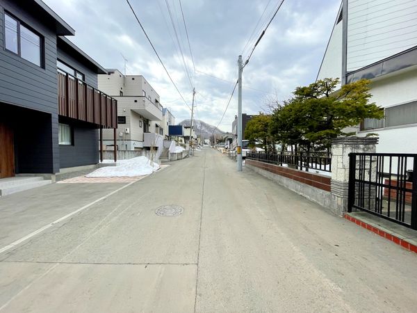 宮の森1条11丁目 土地 前面道路含む外観 宮の森1条11丁目 土地 前面道路含む外観